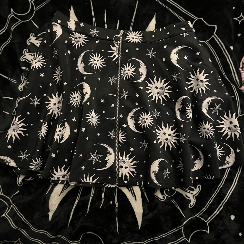 HOT TOPIC  SUN/MOON/STAR SKIRT